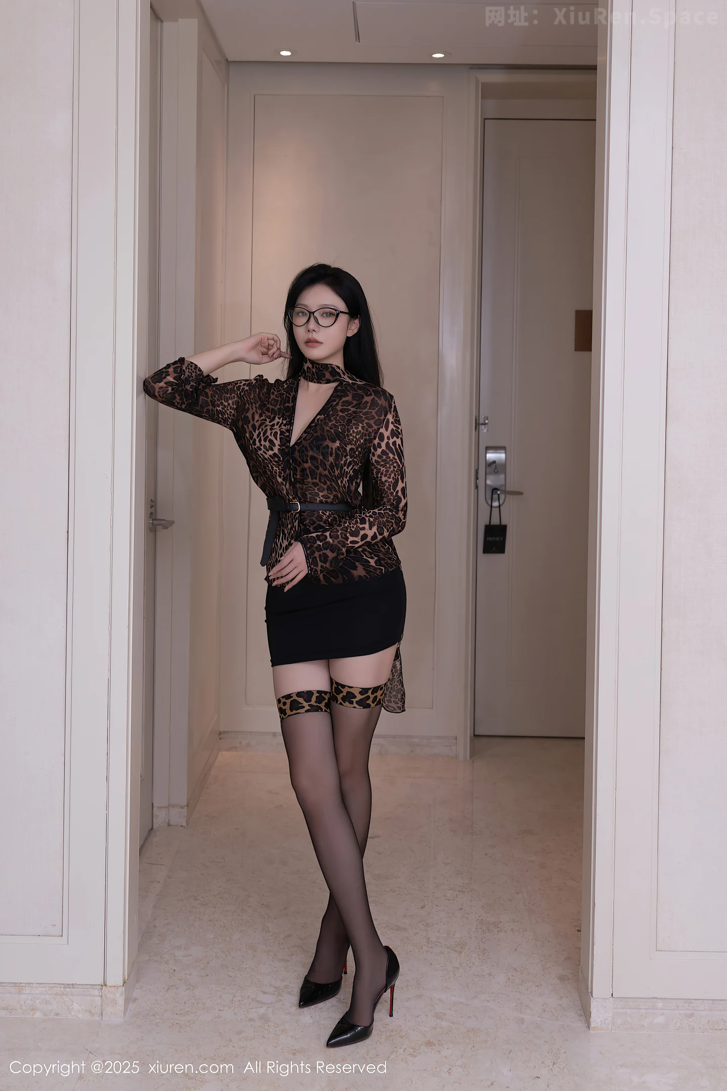 图片[3]-[XiuRen秀人网] VOL.9794 模特安然anran豹纹外套露豹纹内衣配黑丝袜秀柔美身段诱惑写真80P-秀人网官方网站